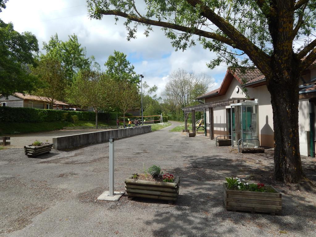 Camping Du Moulin Hotel Meyrieu-les-Etangs Exterior foto