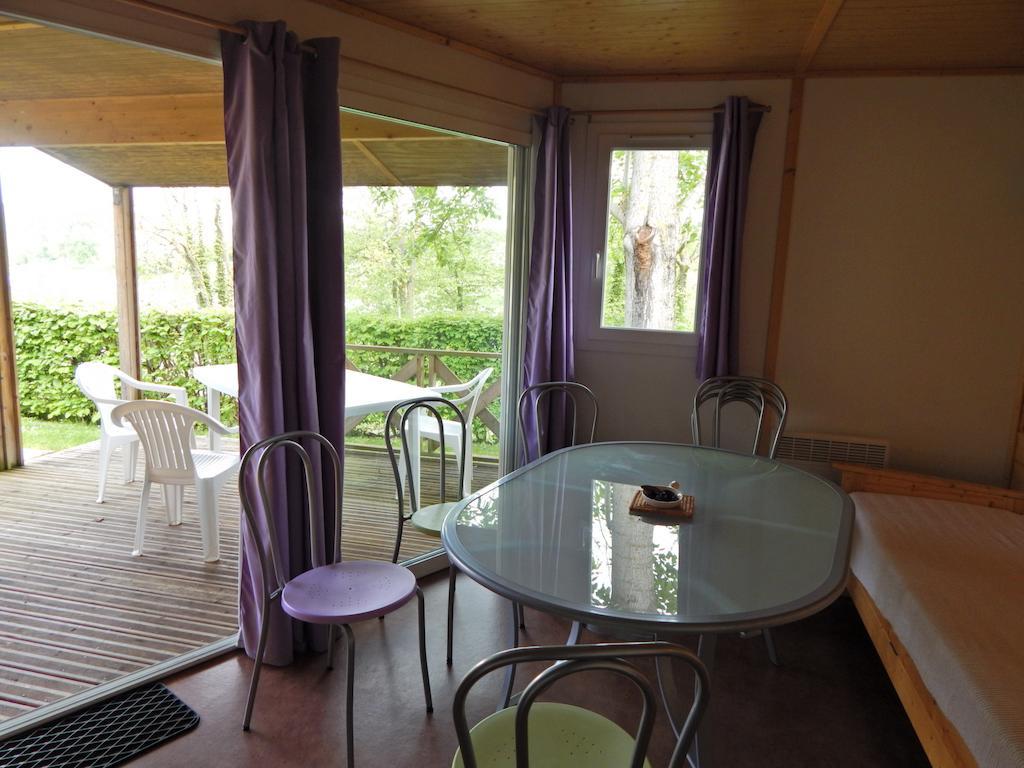 Camping Du Moulin Hotel Meyrieu-les-Etangs Quarto foto